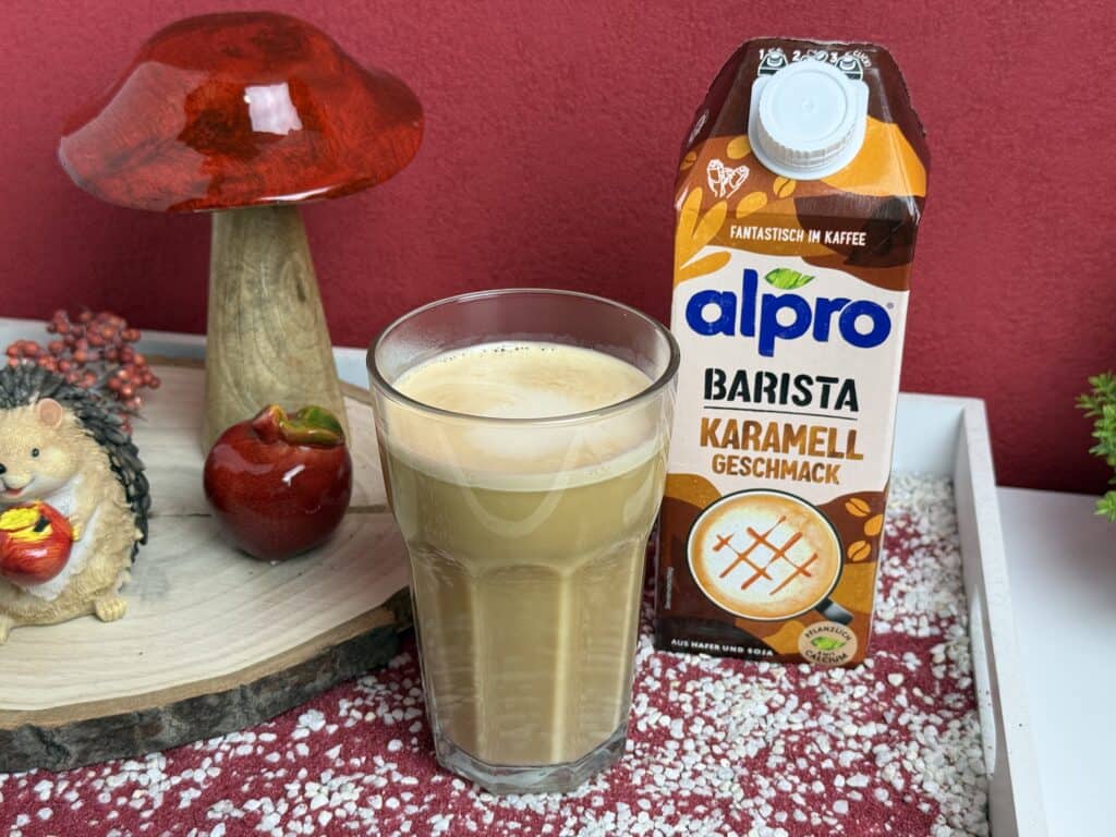 Und der leckere Latte Macchiato mit dem Alpro Barista Karamell