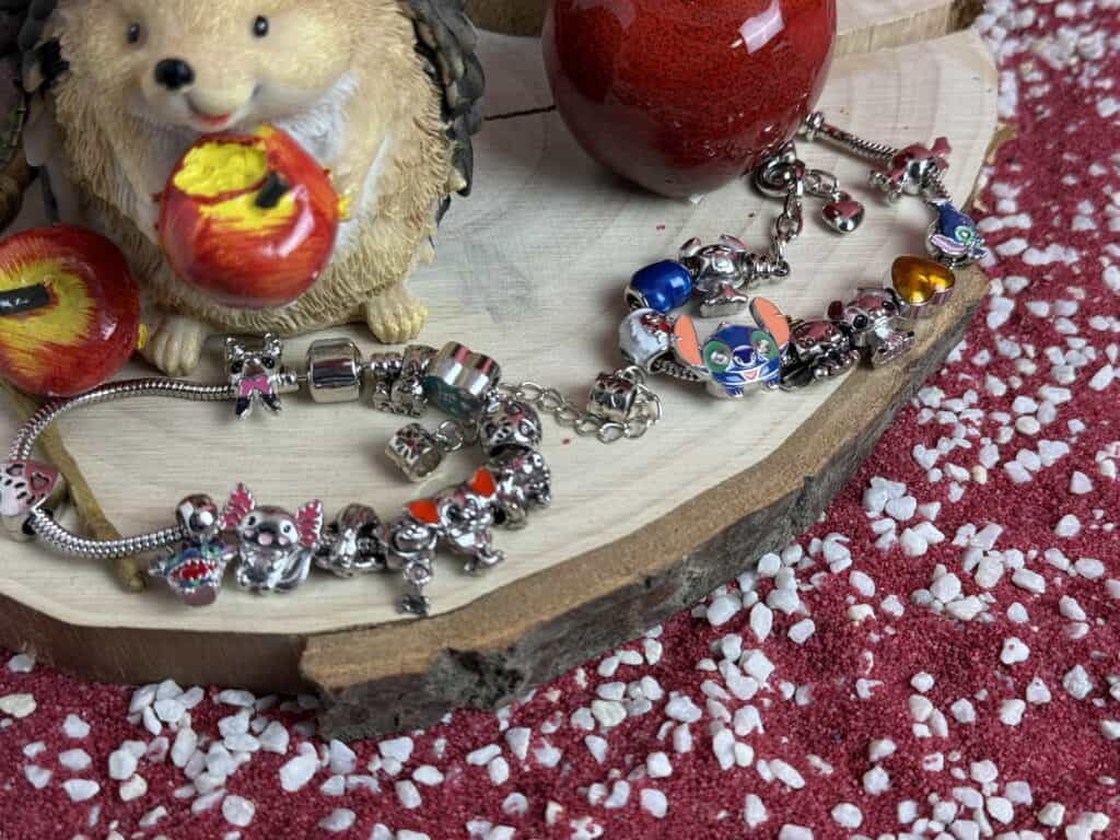 Die beiden Armbänder aus dem Stitch Schmuck Adventskalender
