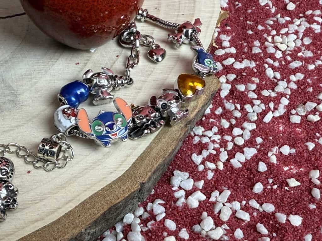 Eines der Armbänder in Nahaufnahme