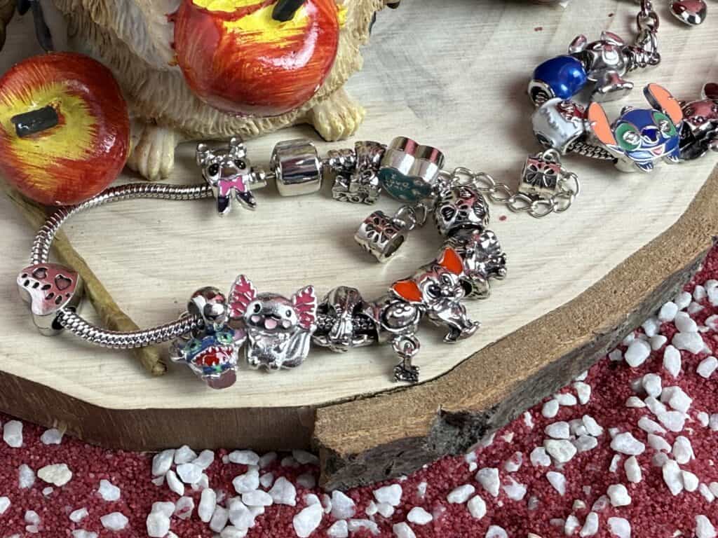 Und das zweite Armband aus dem Stitch Schmuck Adventskalender. Wie ihr seht, kaum Stitch Anhänger