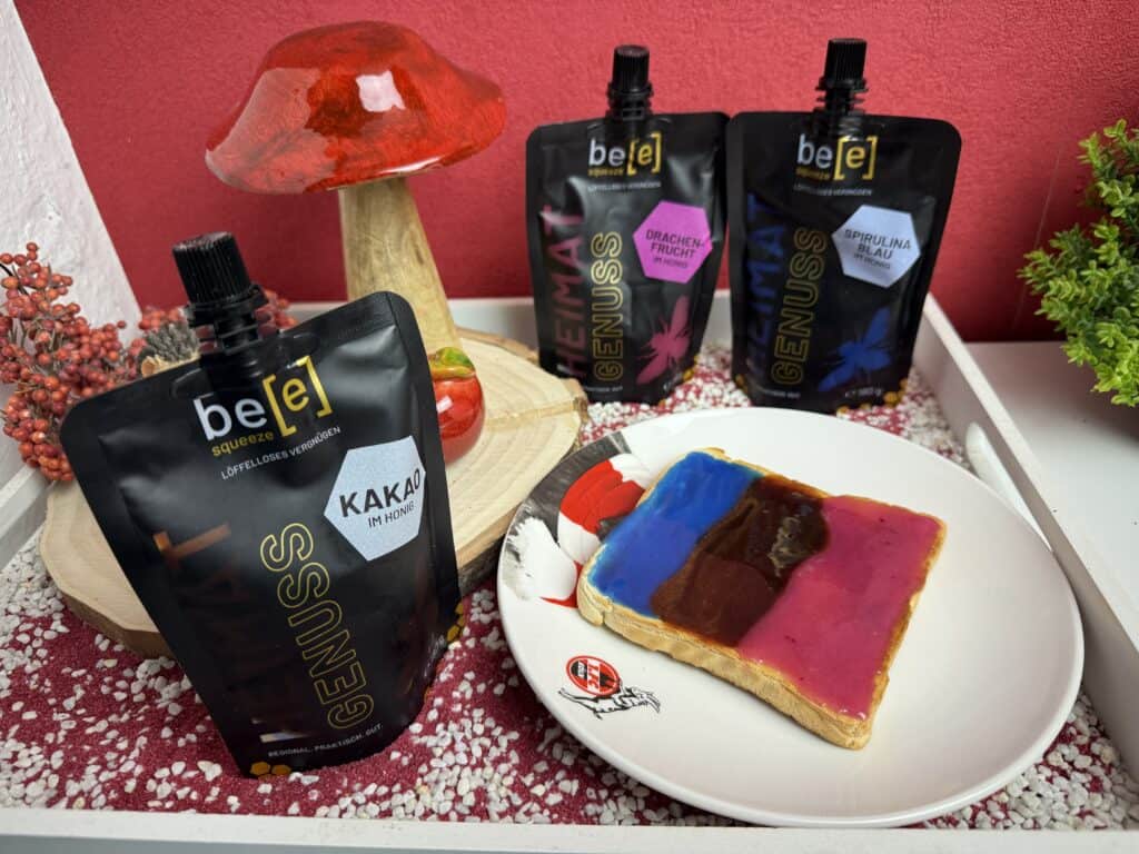 Der Der Bee Squeeze Honig im Quetschbeutel,  auf dem Toast