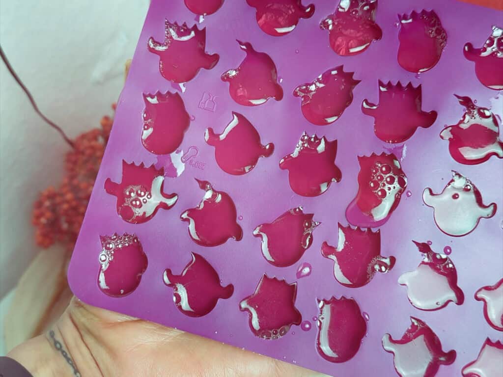 Das Heitmann Kreativ Halloween Fruchtgummi, alles befüllt, nun muss es im Kühlschrank trocknen