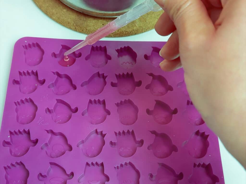 Mit der Pipette wird die Mischung in die Form gegeben