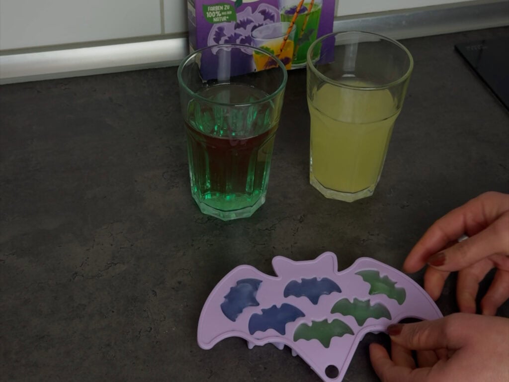 Die fertigen Eiswürfel aus dem Heitmann Halloween Kreativset Drinks