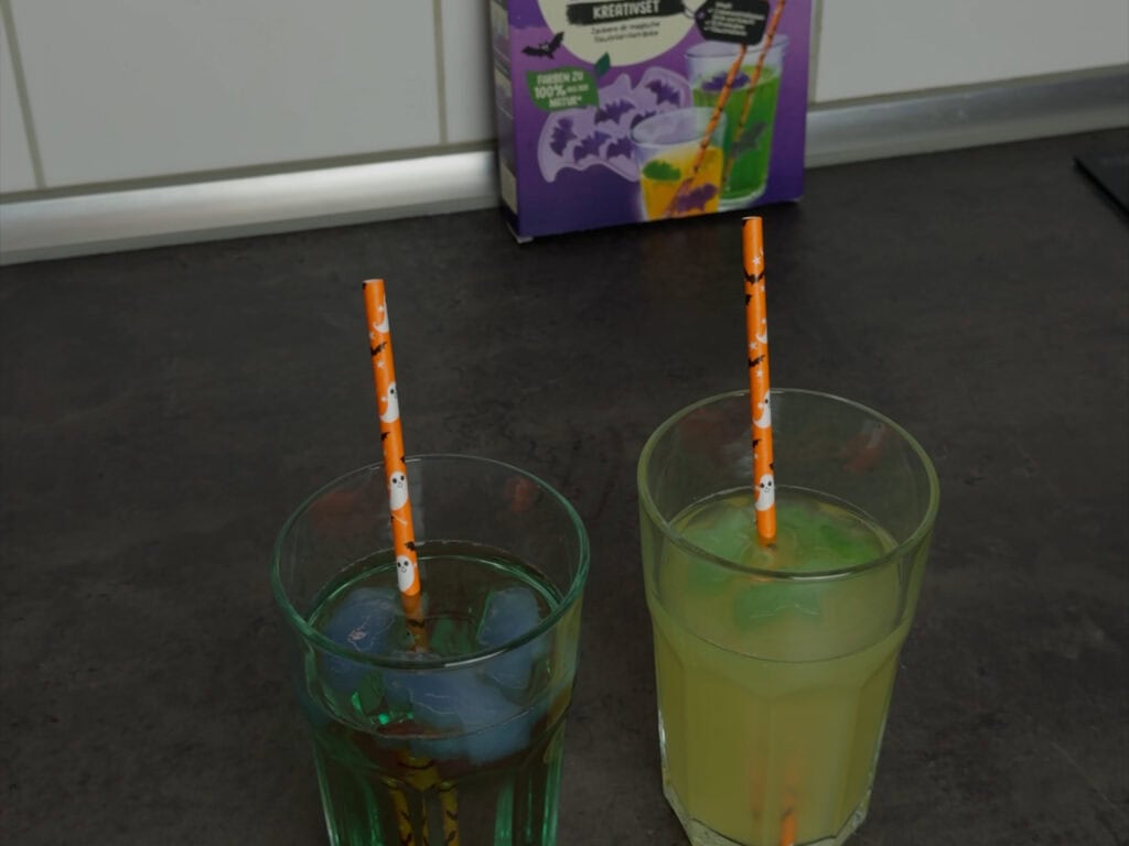 Die Eiswürfel im Getränk mit den Strohhalmen