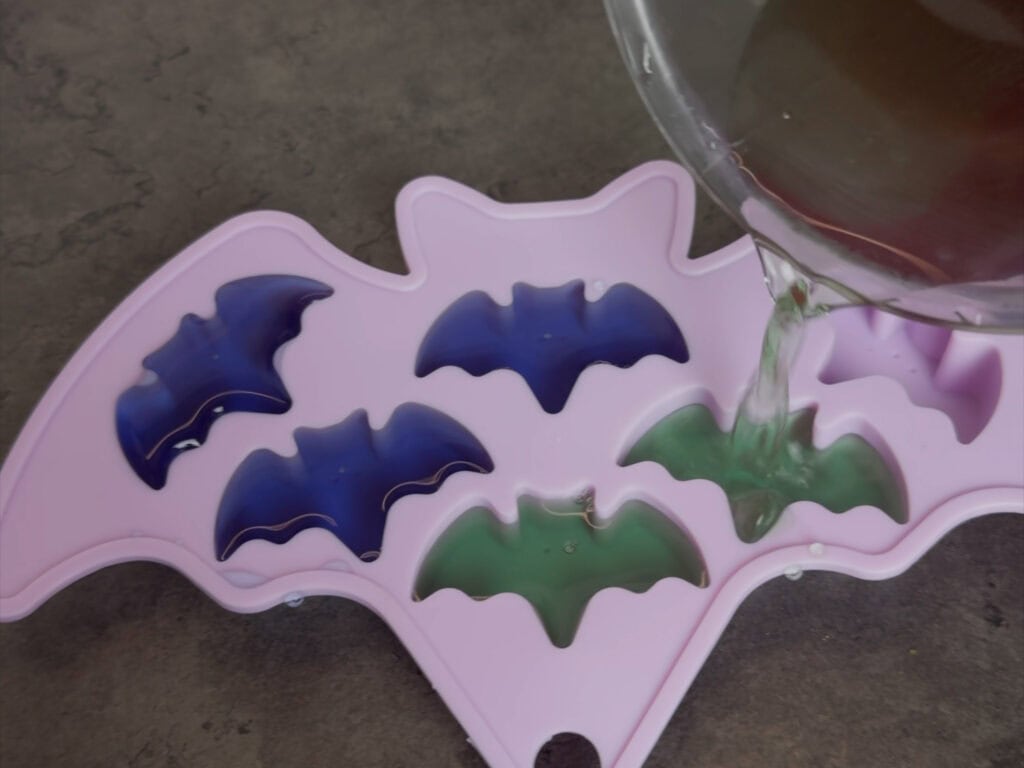 Die mit Wasser vermischte Lebensmittelfarbe wird eingefüllt