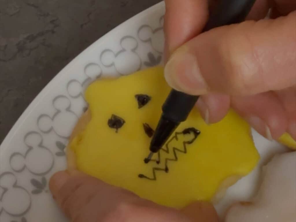 Die Heitmann Kreativ Halloween Cookies, hier seht ihr die Kekse mit dem Zuckerguss und nun wird er mit dem Lebensmittelstift bemalt