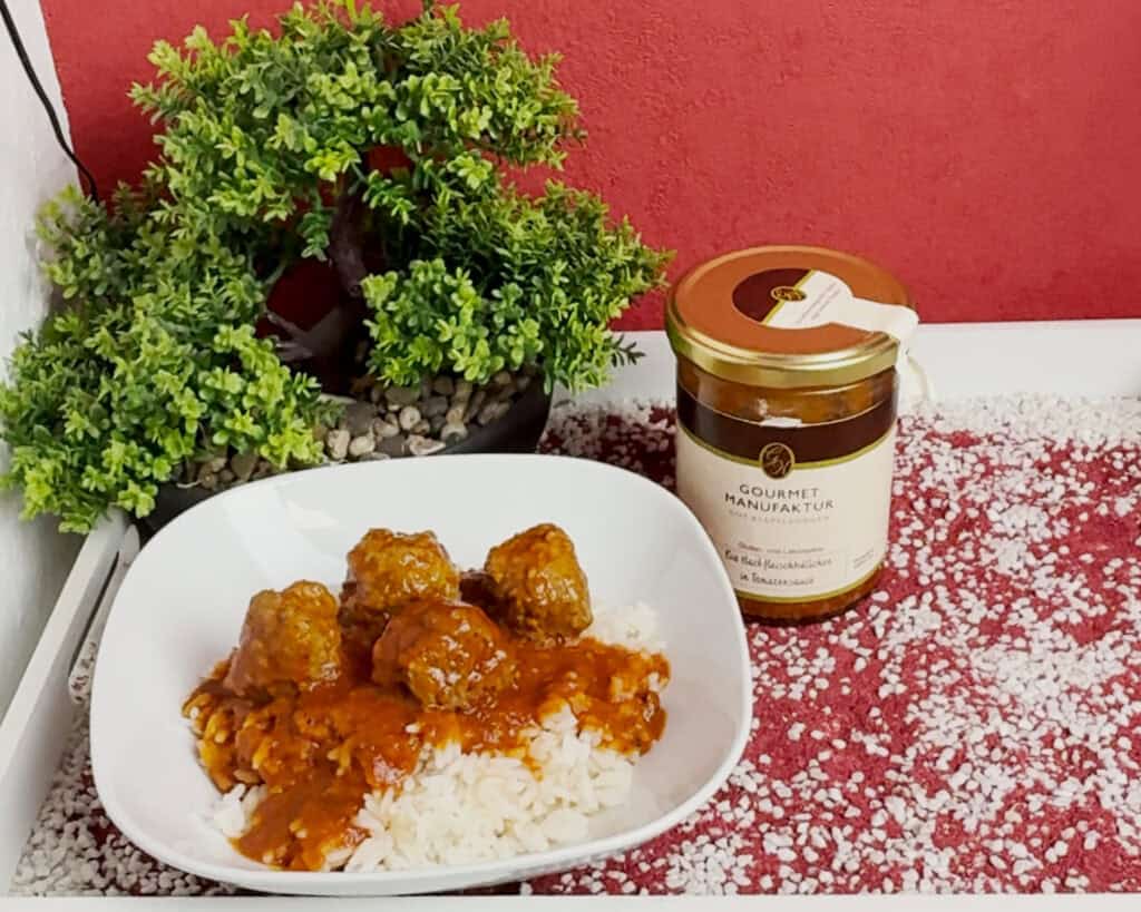Die Hackbällchen in Tomatensauce