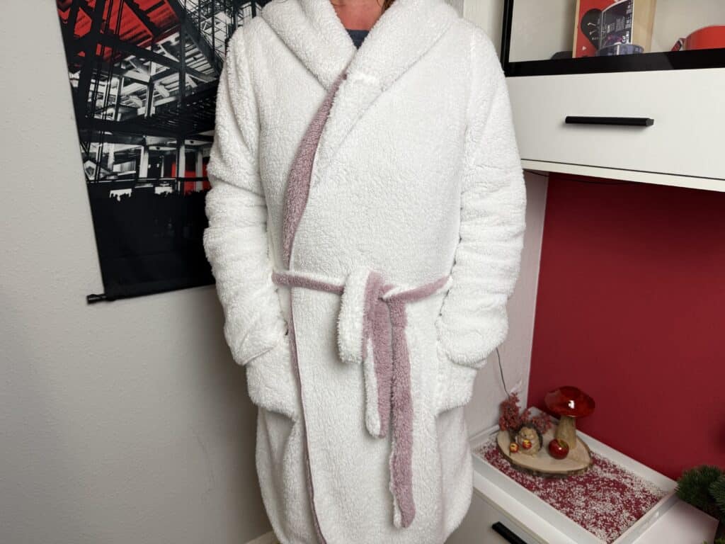 Der BeachandSteam Wendebademantel Lammfelloptik, die Weiße Seite