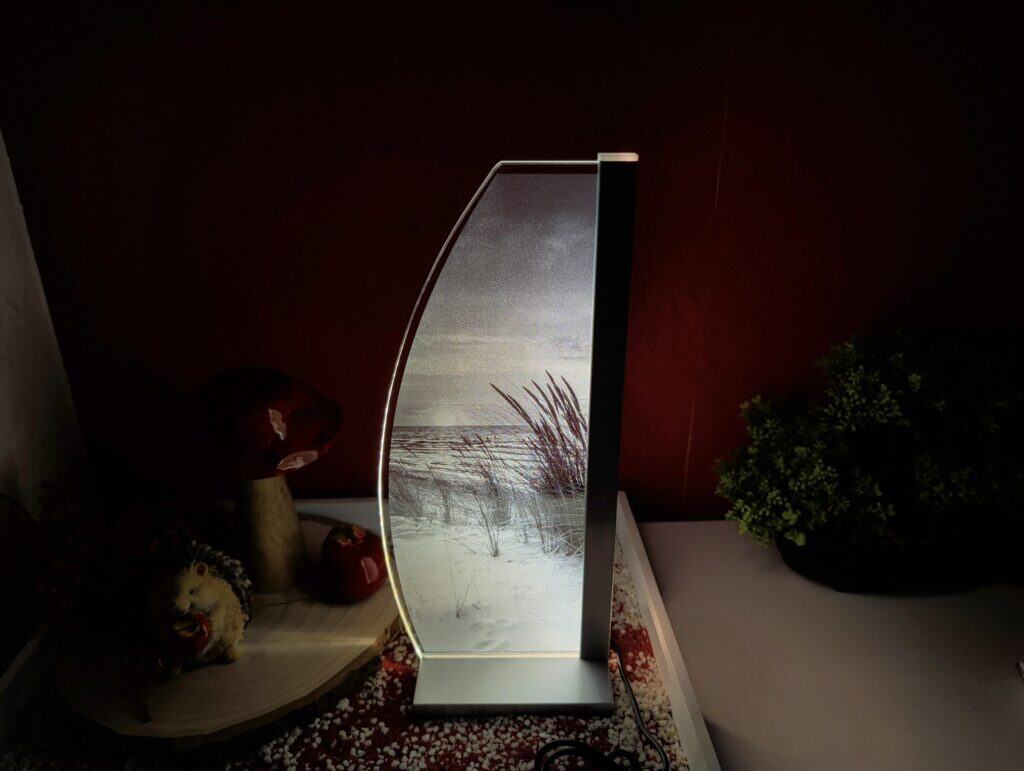 Hier seht ihr sie mit Licht gedimmt