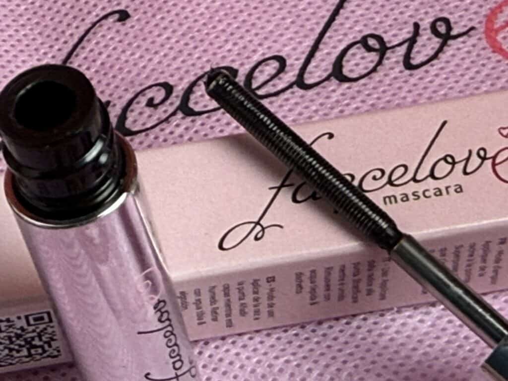 Hier die Metallbürste in Nahaufnahme