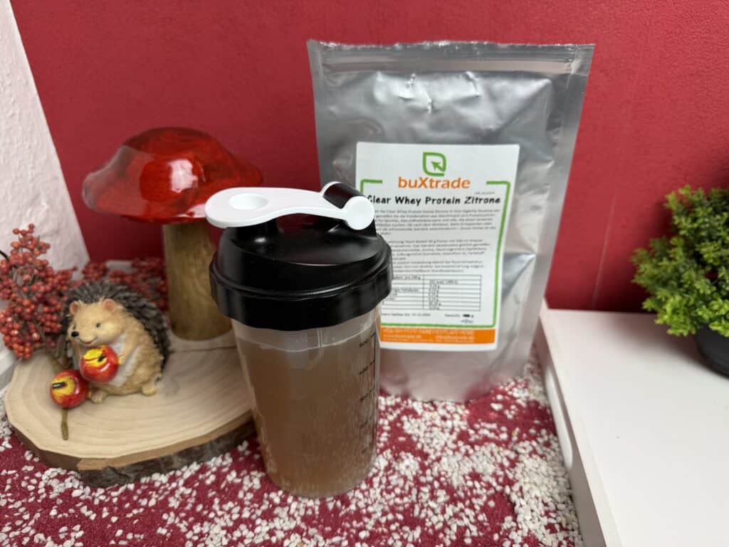 Das Clear Whey Zitrone zubereitet im Shaker