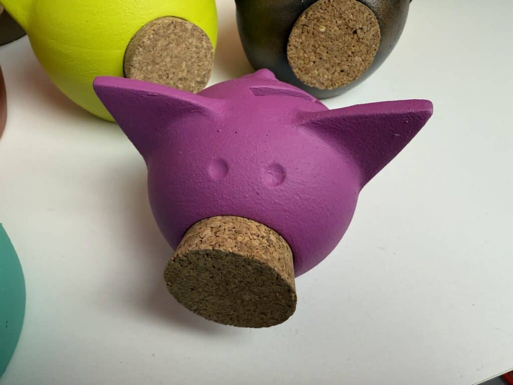 Eine Spardose von Golden Pigs in Nahaufnahme