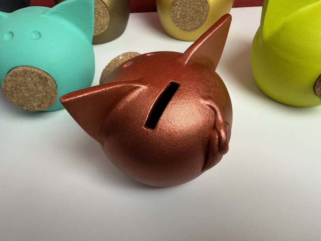 Ausreichend große Öffnung für Münzen und Scheine