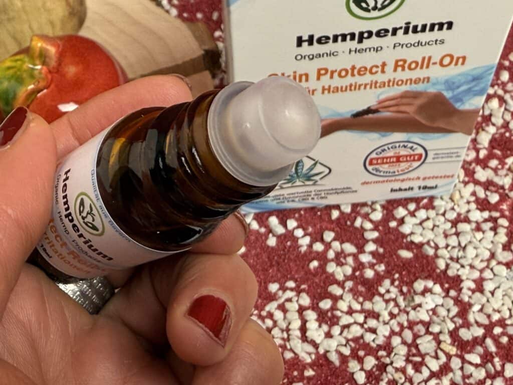 Der Rollaufsatz des Hemperium Skin Protect Roll-On