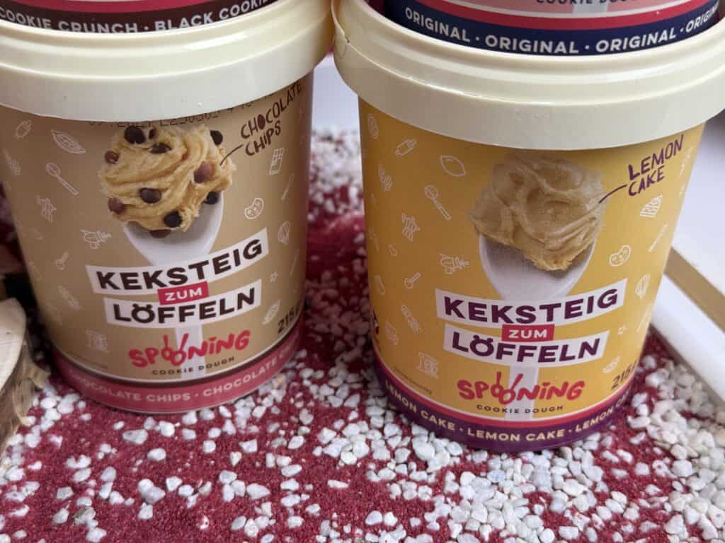 Zwei Sorten von dem Spooning Cookie Dough Keksteig zum Löffeln