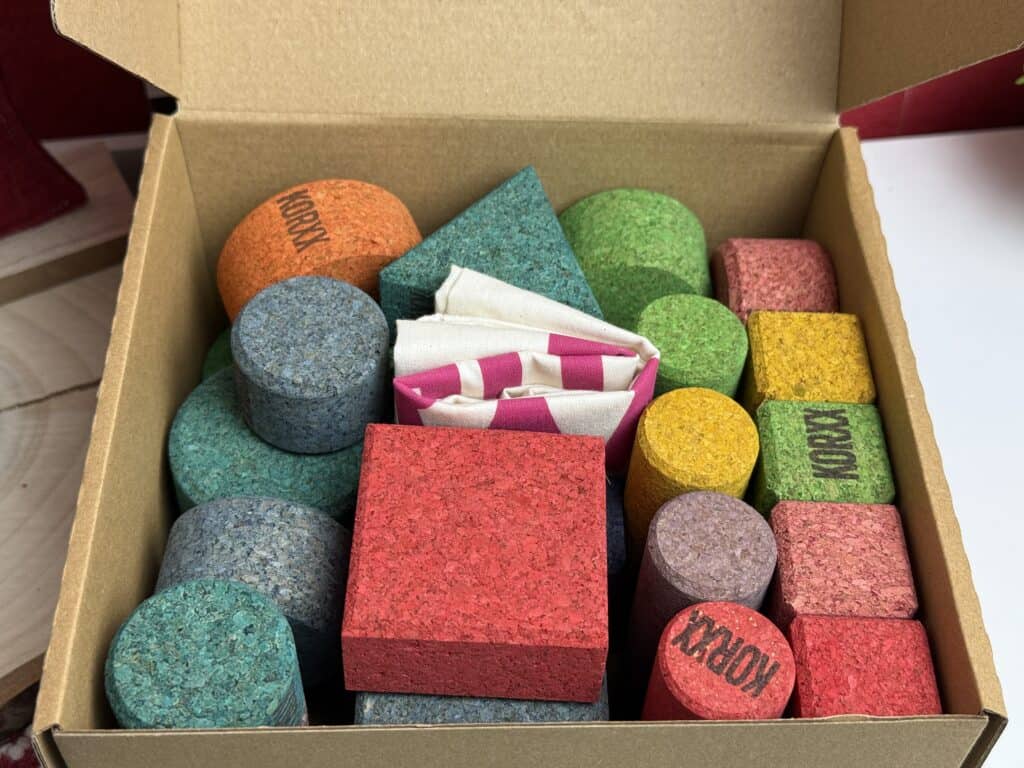 Die Korxx Bausteine. So liegen sie im Karton