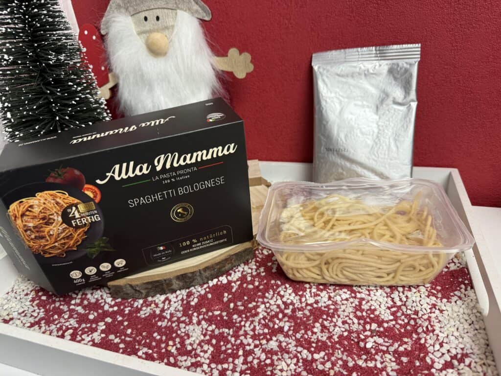 So sehen die Fertiggerichte von Alla Mamma aus, eine Schale Nudeln und die Sauce in der Tüte