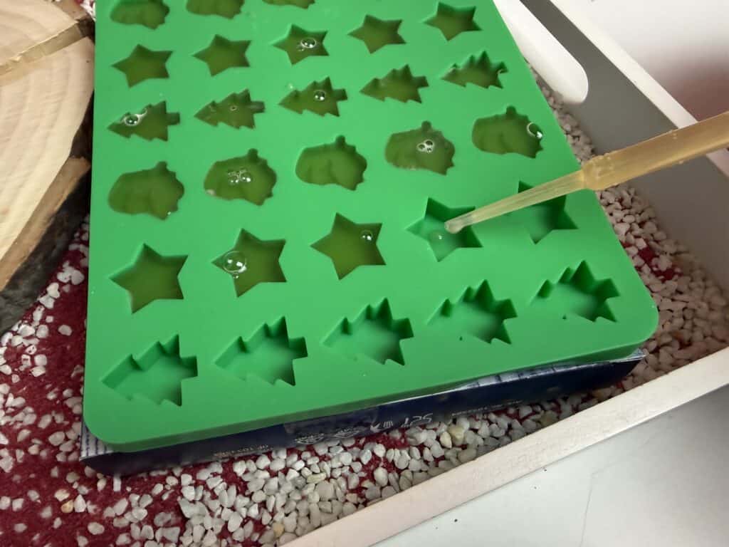 Mit der Pipette wird die Masse eingefüllt