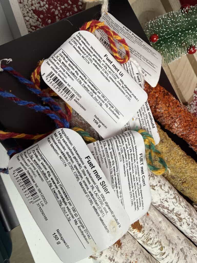 An jeder Fuet befindet sich ein Schild mit den jeweiligen Sorten