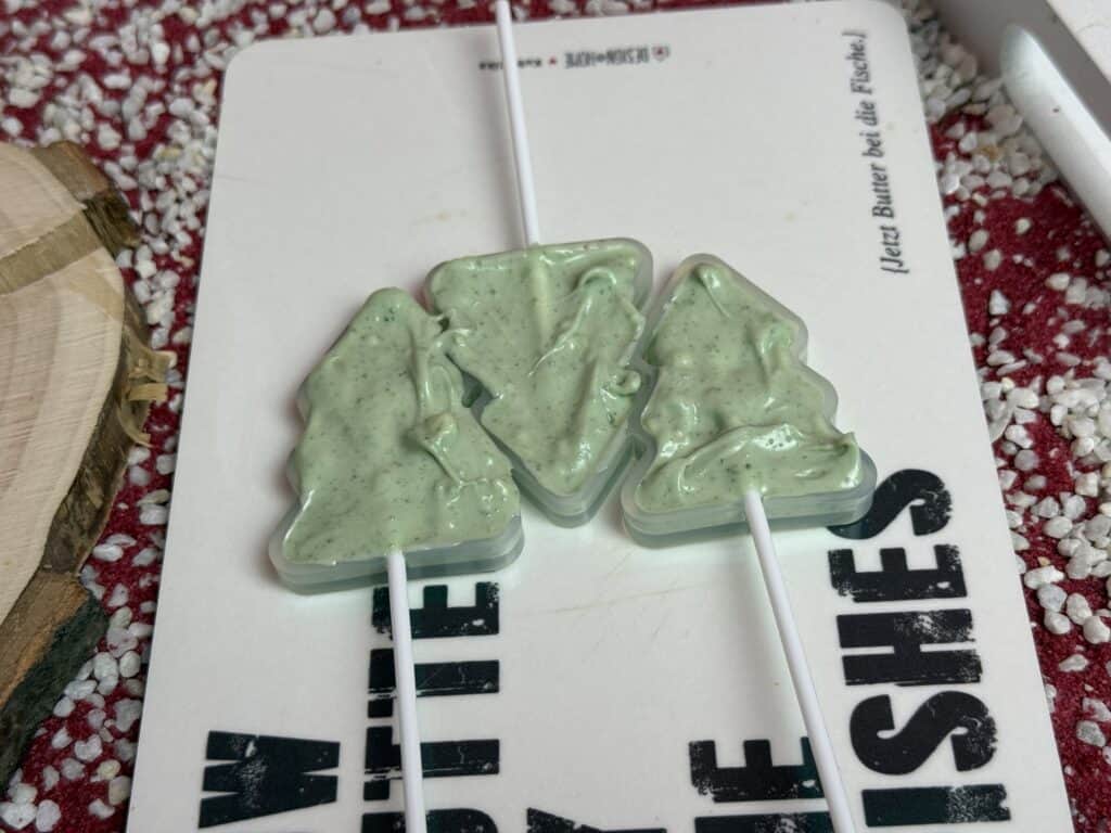 Die Schokolade wird in die Form eingefüllt