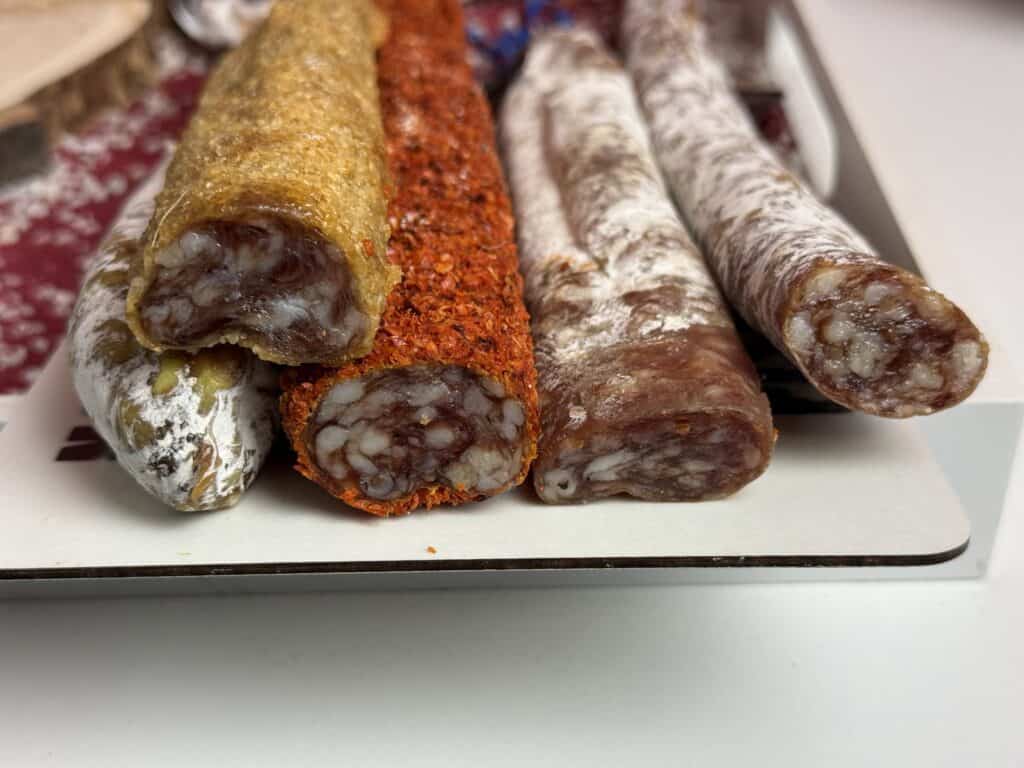 Jockis Leckerbissen Fuet, so sehen sie angeschnitten aus