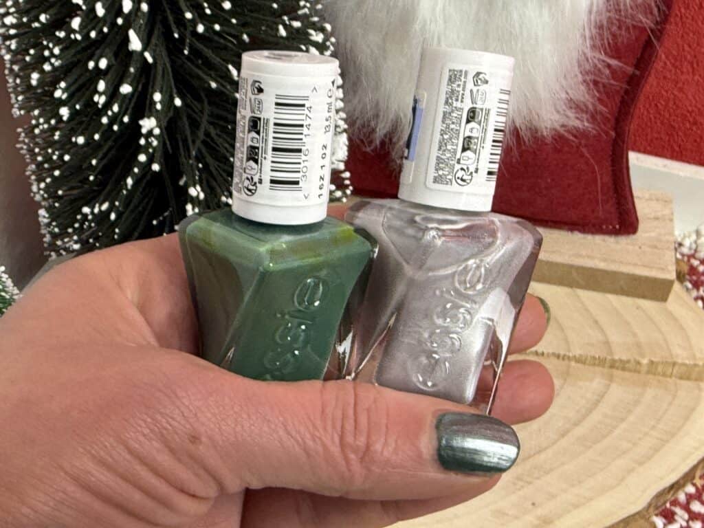 Der Essie Nagellack Gel Couture, das Grün mit dem Chrome Nagellack