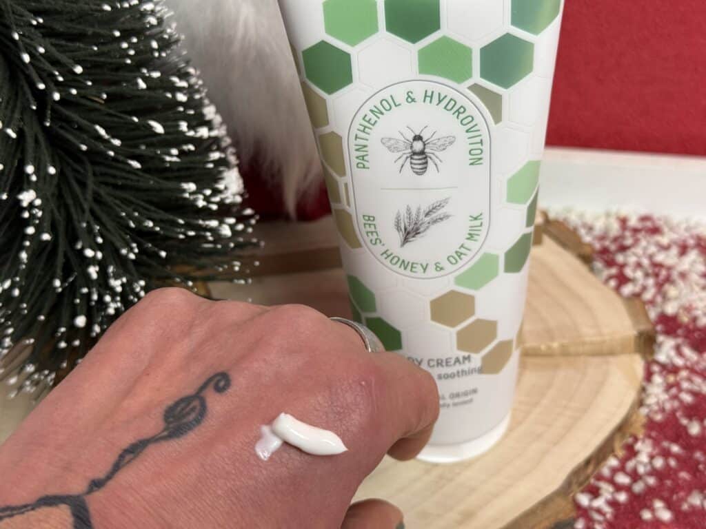 So sieht die Konsistenz der Biobaza Body Cream Bees & Oats aus