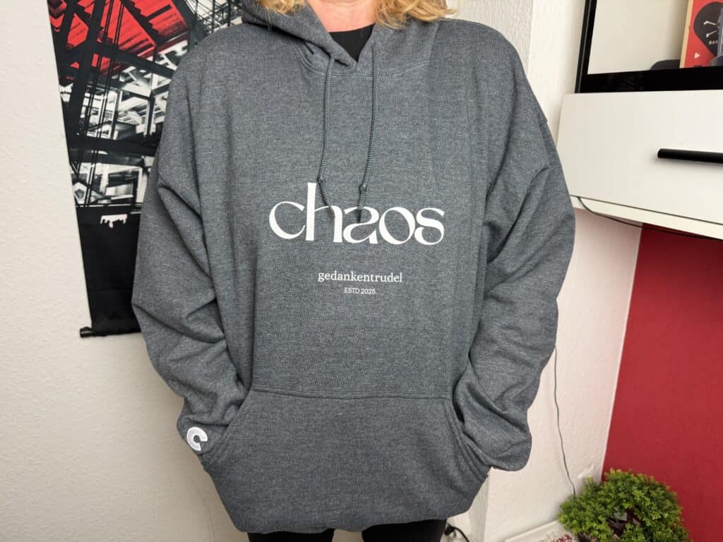 Soe sieht der Gedankentrudel Hoodie getragen aus