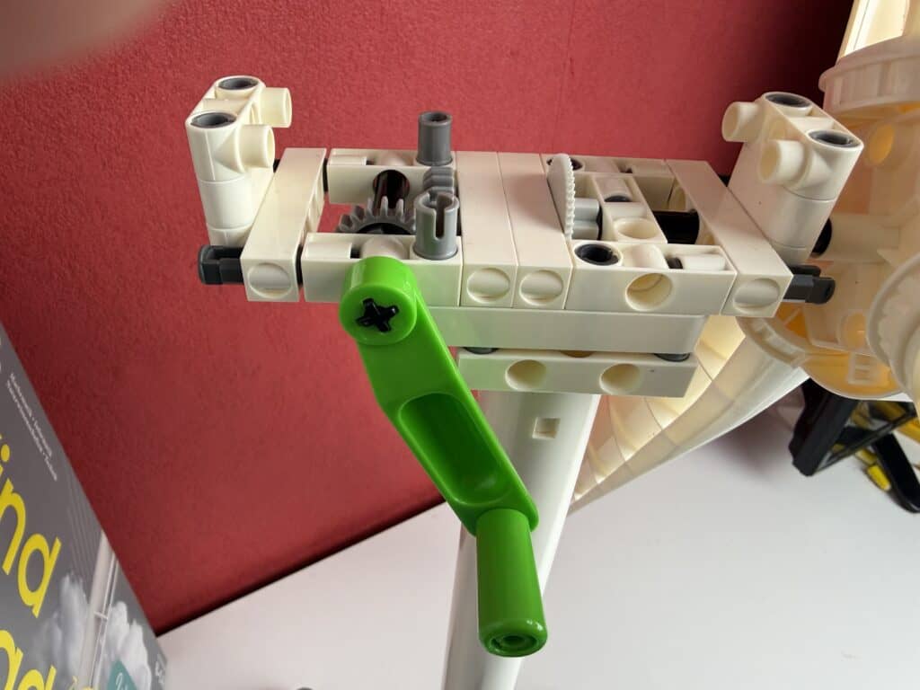 Hier seht ihr die Handkurbel von dem Kosmos Windrad