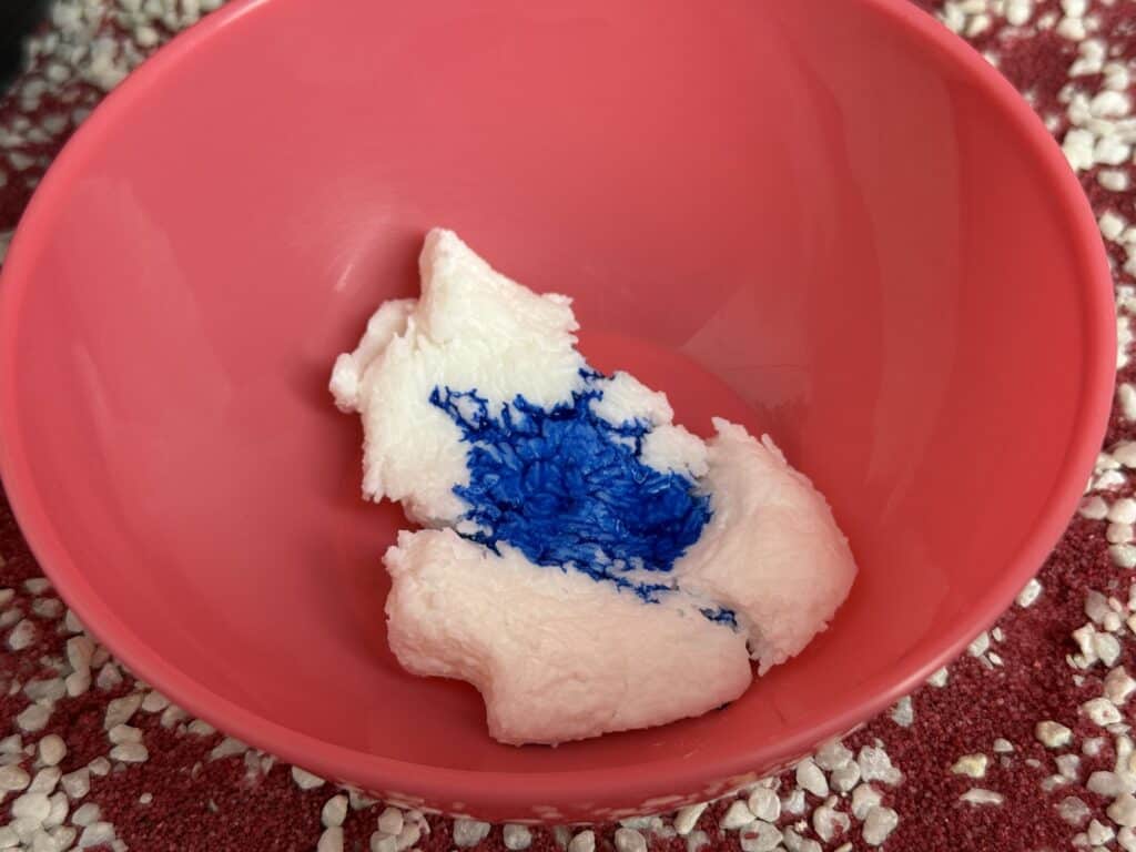 Die Seifenstäbchen mit Wasser verknetet und blaue Farbe darauf