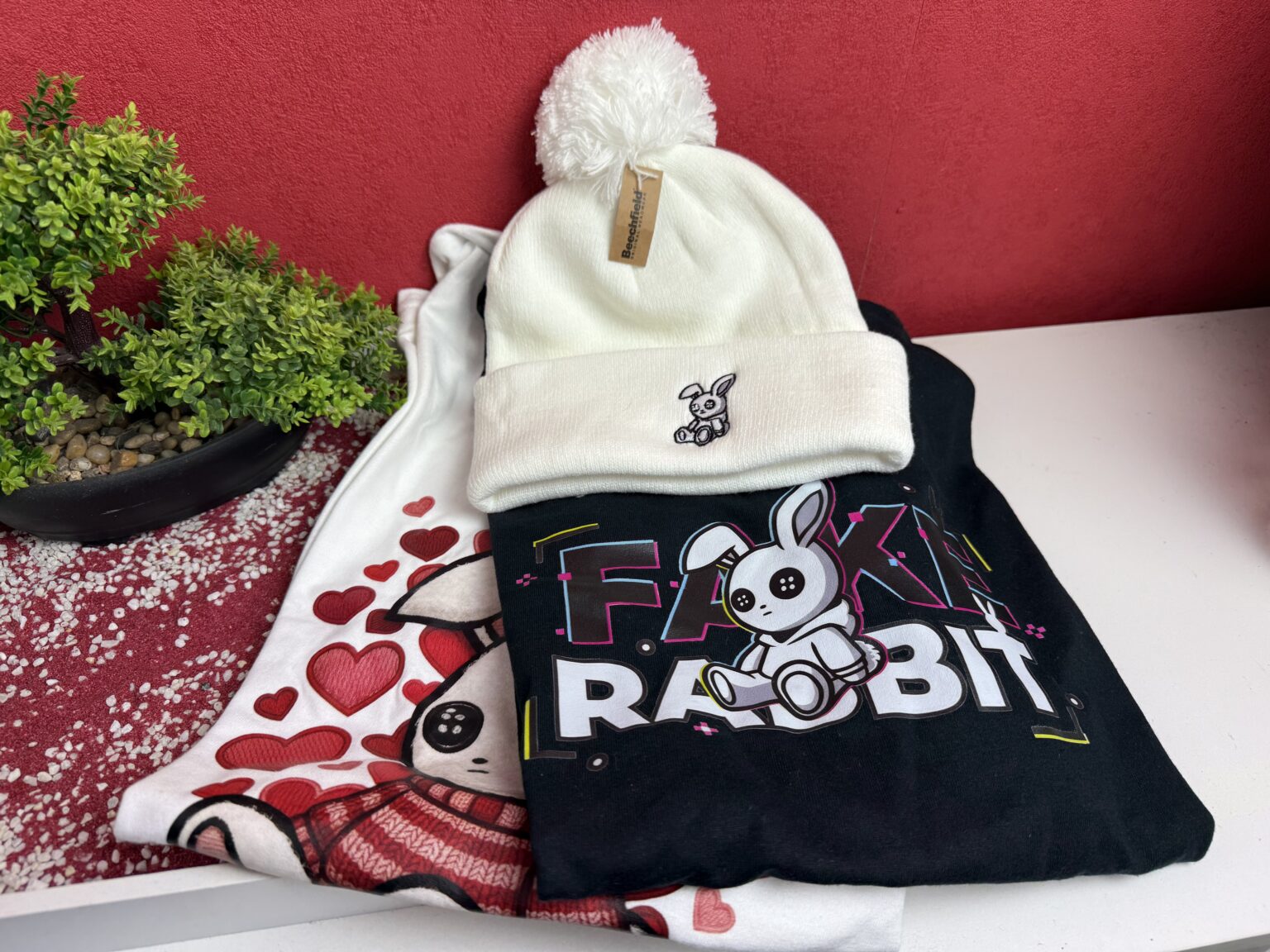 Meine zwei T-Shirts sowie die Mütze von Fake Rabbit