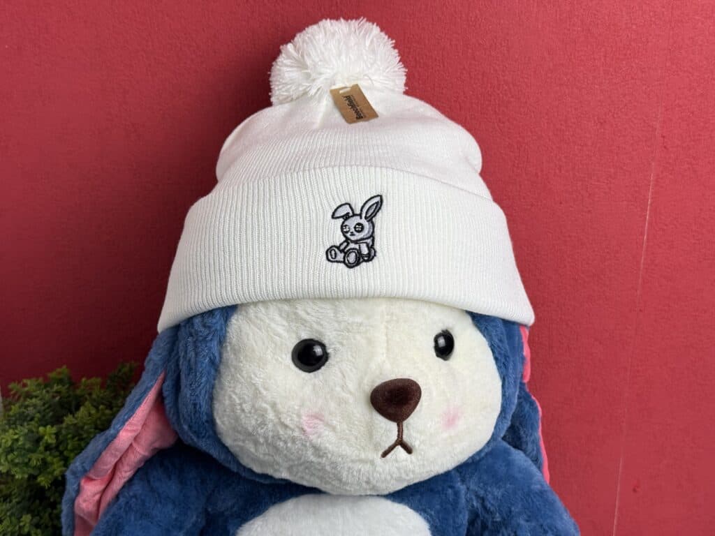 Die Bommelmütze, sehr dehnbar, wie man hier sieht