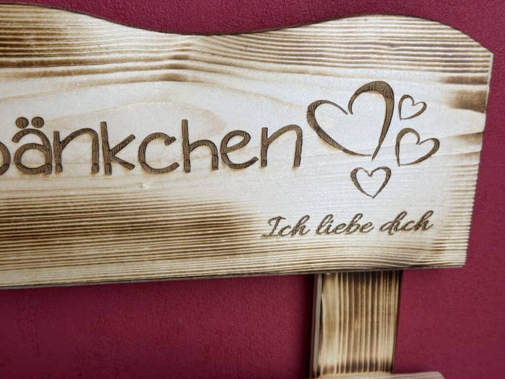 Hier seht ihr die zwei Schriftarten des KlaSa Kreativwerkstatt großes Blumenbänkchen