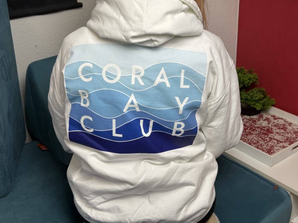 Die Coral Bay Club Sweatjacke, so sieht sie von hinten aus