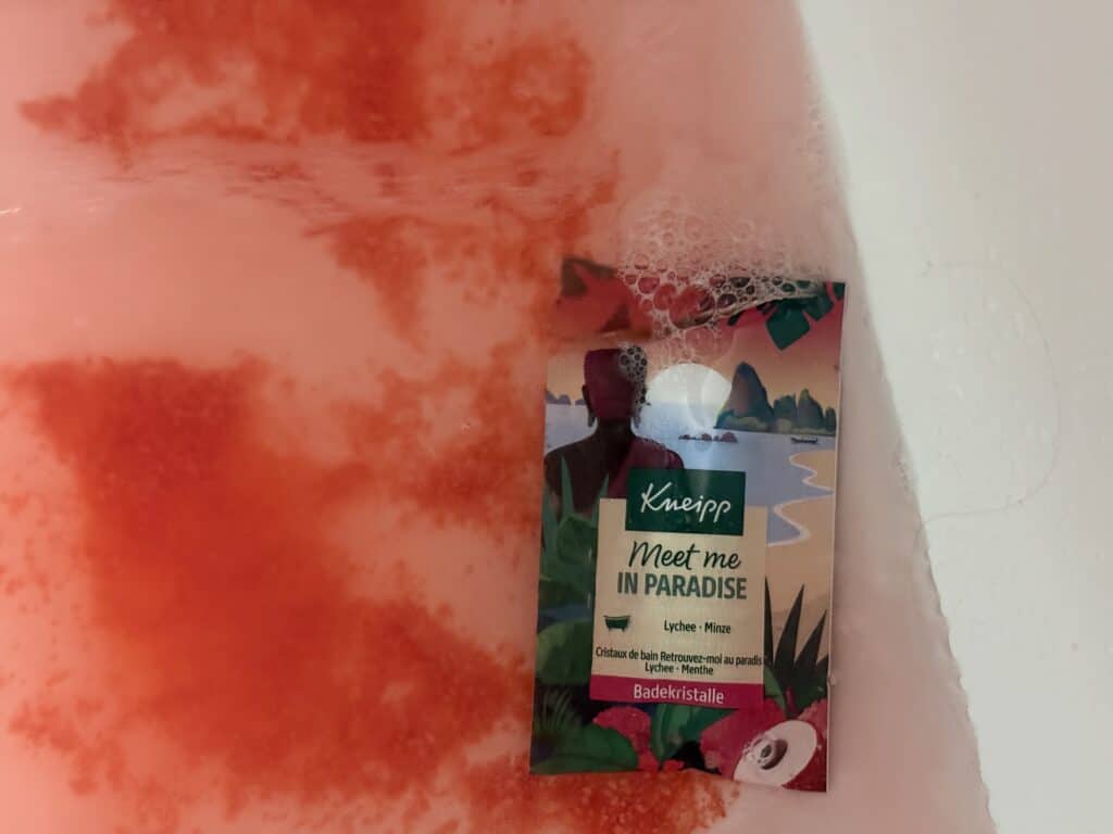 So eine schöne Farbe bekommt das Wasser mit den Kneipp Badekristalle Meet me in Paradise