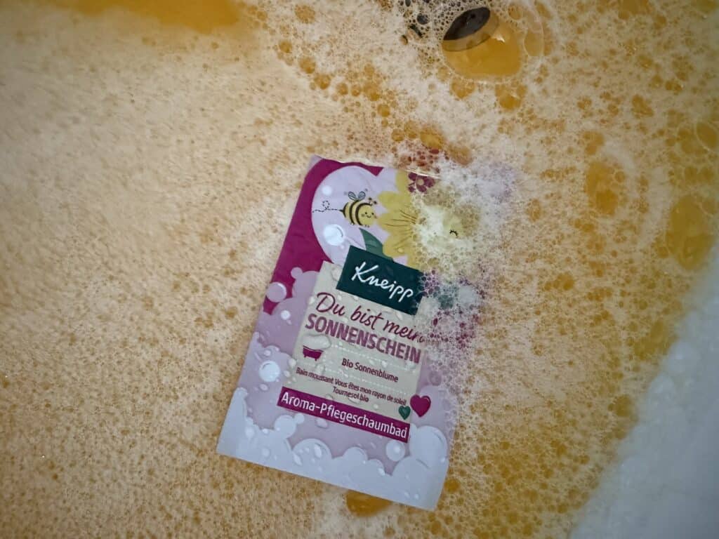 Kneipp Aroma Pflegeschaumbad Sonnenschein, so sieht es im Badewasser aus