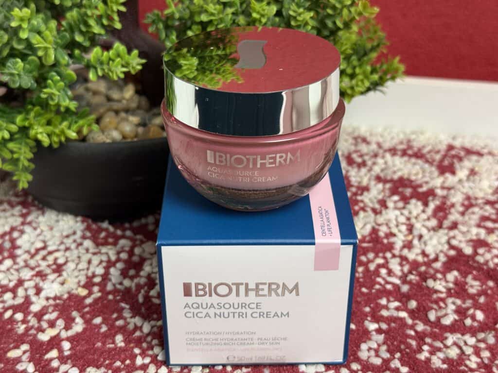 So schön sieht der Tiegel der Biotherm Aquasource Cica Nutri Cream aus